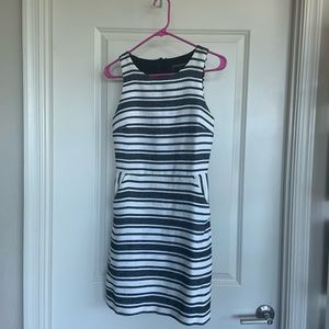 Fun, fitted and classy pocket dress with keyhole